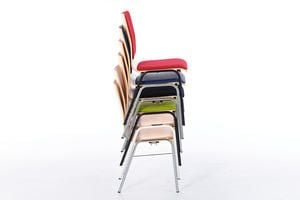 Gerade Stuhlstapel für einen sicheren Stand Gerade Stuhlstapel für einen sicheren Stand